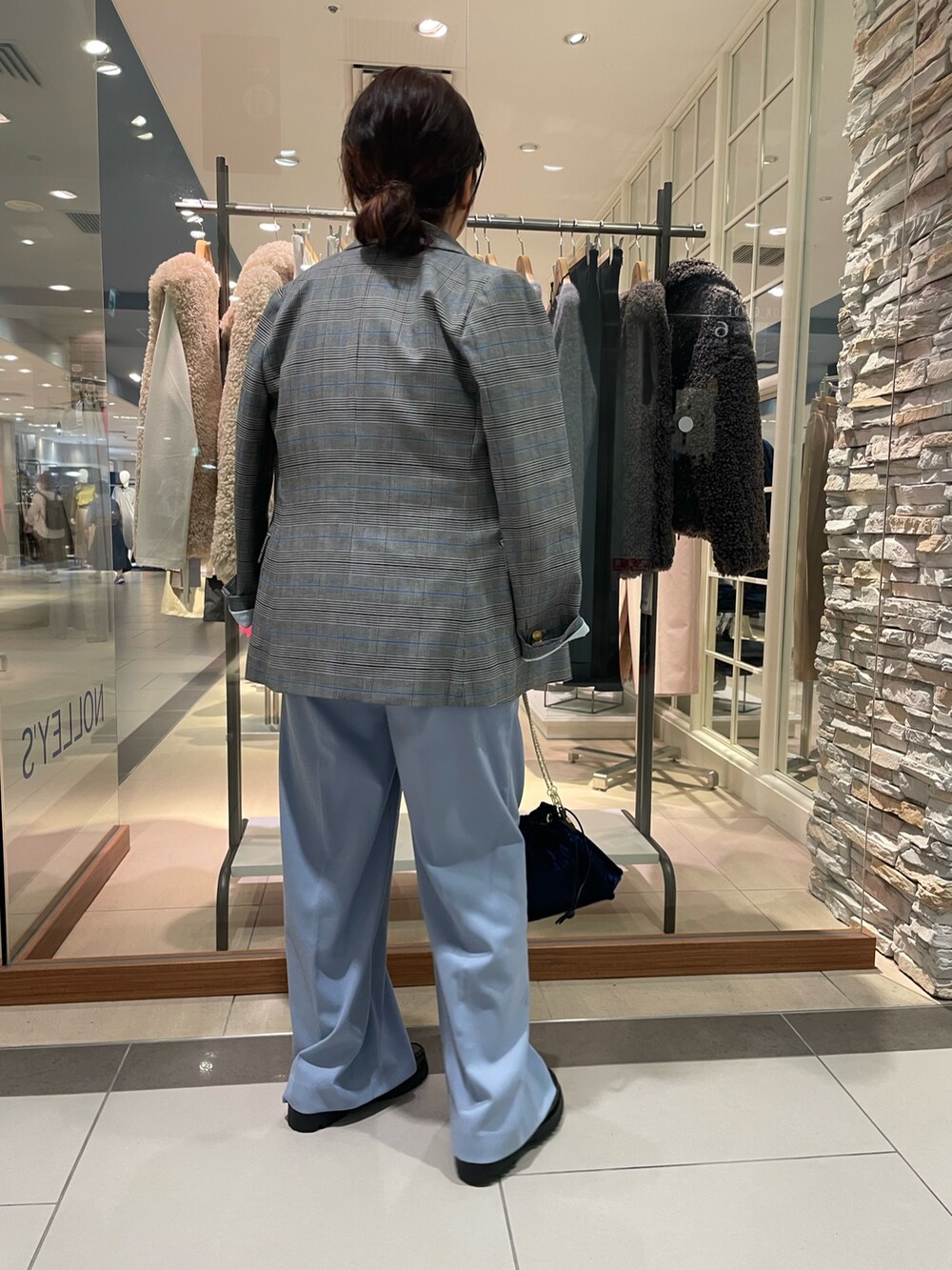 グレー系のテーラードジャケット、ブルー系のその他パンツ、ホワイト系のシャツ/ブラウスを着用したレディースの秋コーディネートの5枚目の写真