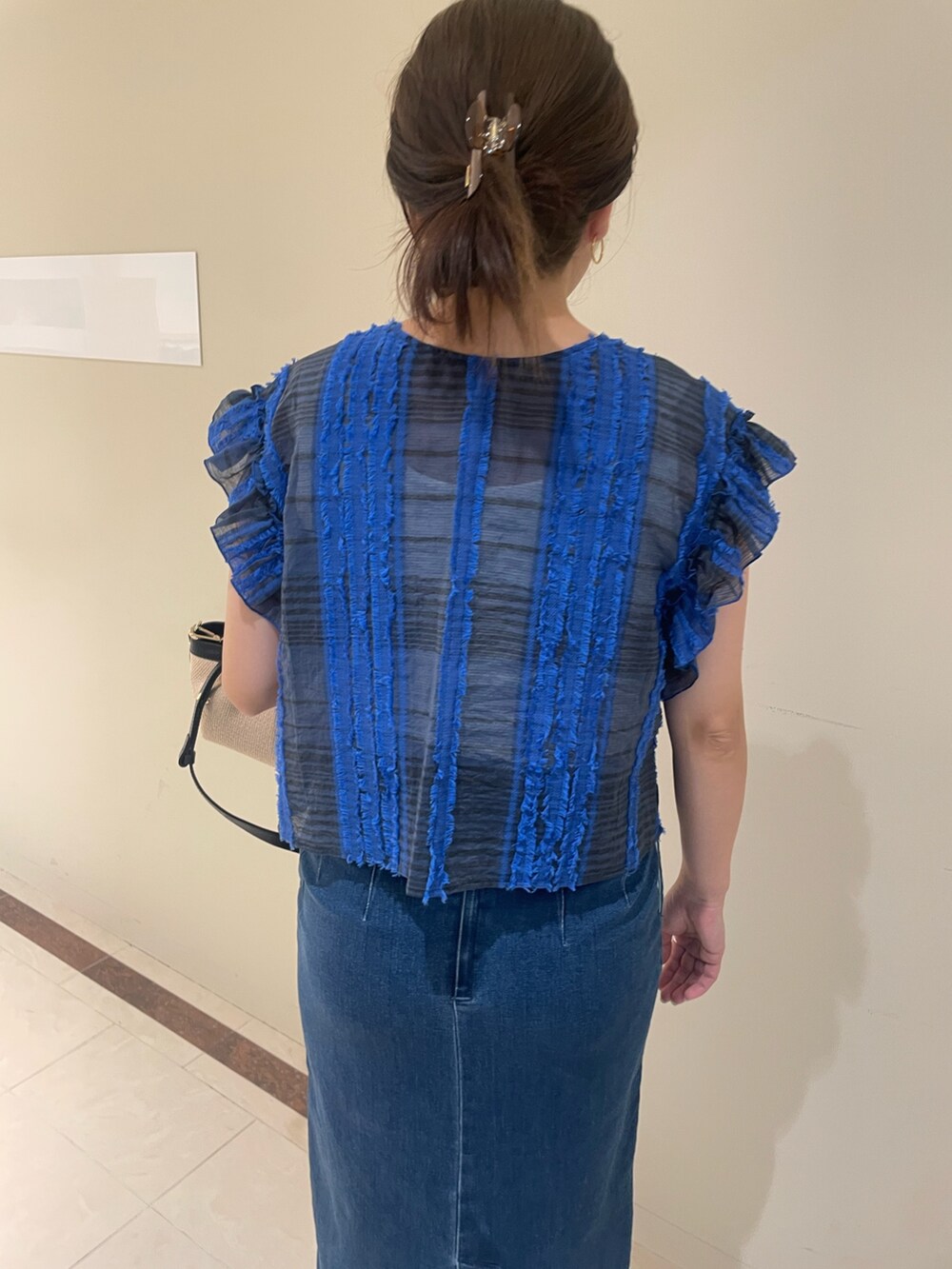 ブルー系のシャツ/ブラウス、ブルー系のスカートを着用したレディースの春コーディネートの2枚目の写真