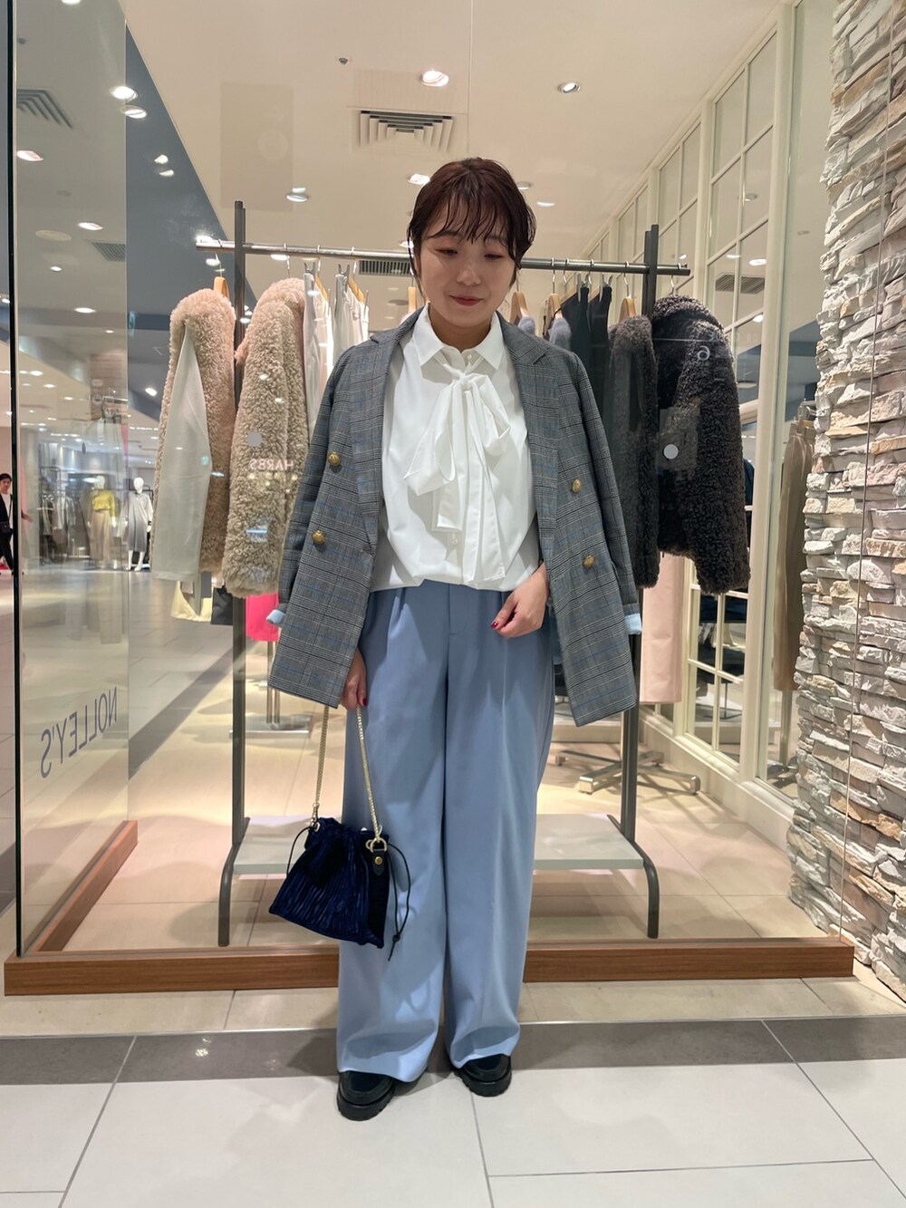 グレー系のテーラードジャケット、ブルー系のその他パンツ、ホワイト系のシャツ/ブラウスを着用したレディースの秋コーディネートの4枚目の写真