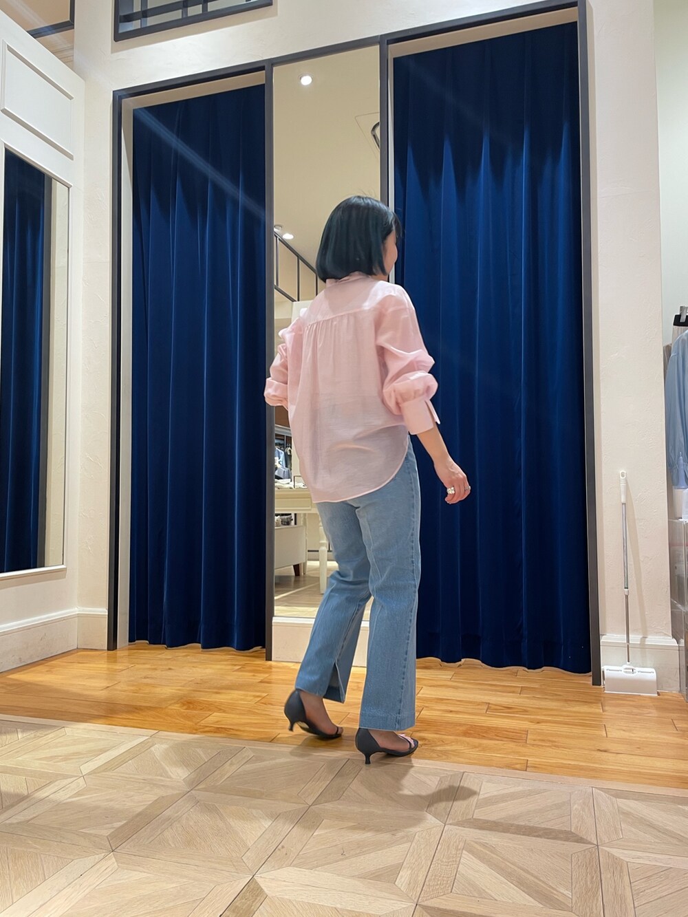 「デニムコーデ、オトナカジュアル、大人可愛い女子、ピンクコーデ、春コーデ、低身長コーデ、骨格ストレート、30代コーデ」｜「NOLLEY’Sのシアーシャツ（シャツ/ブラウス、ピンク系）」を使った、nolhamadaさん（レディース・153cm）の春コーディネートの2枚目の写真