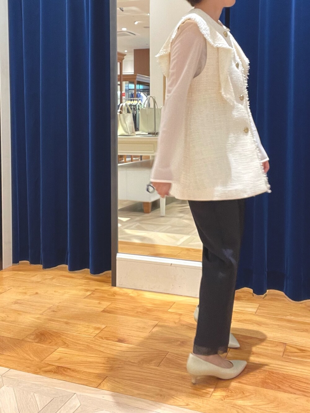 ホワイト系のベスト、ブラック系のその他パンツ、ホワイト系のTシャツ/カットソーを着用したレディースの夏コーディネートの4枚目の写真