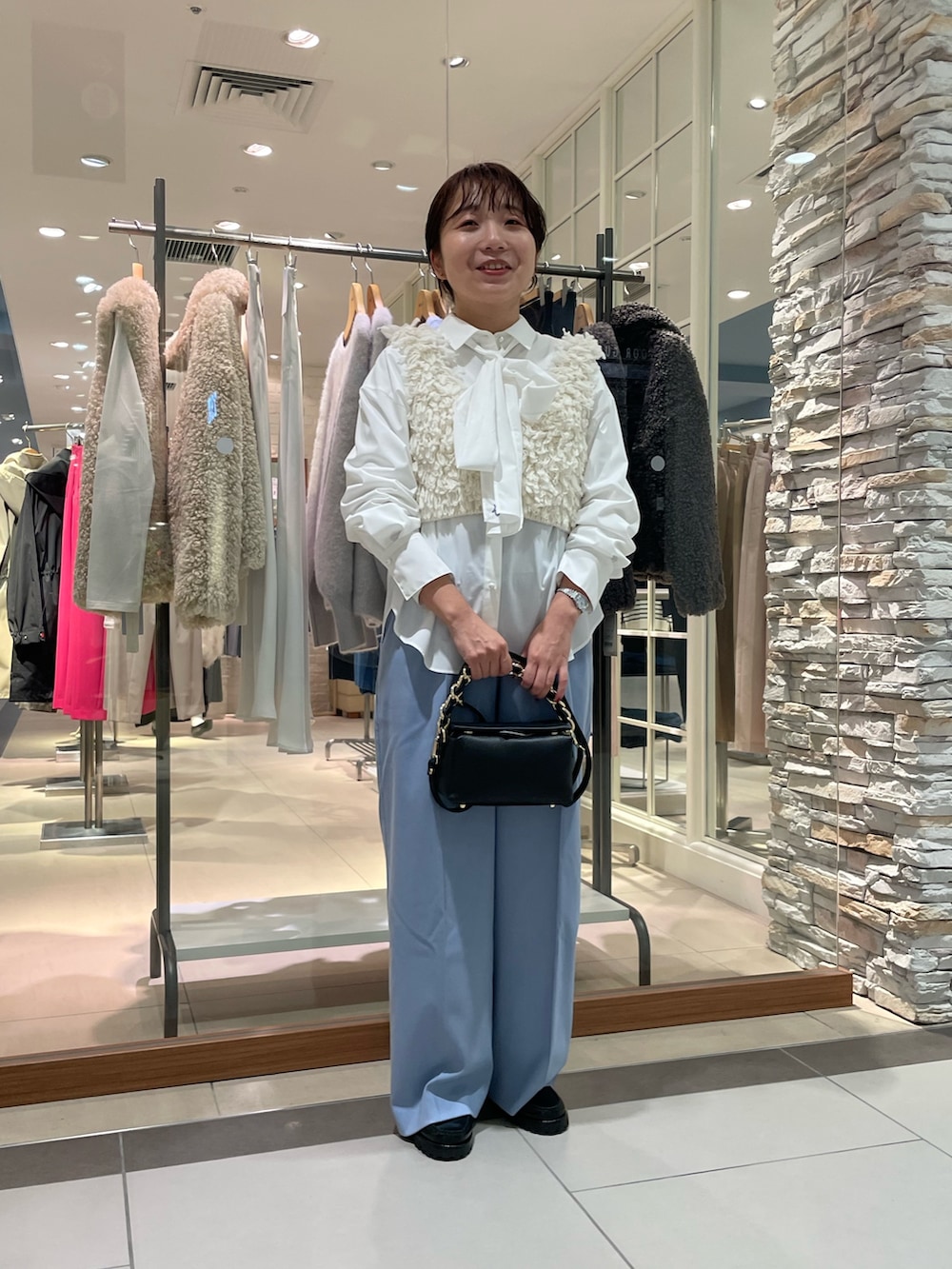 「Laraajiのループ編みビスチェ（ベスト、ホワイト系）」を使った、nolhamadaさん（レディース・153cm）の秋コーディネートの2枚目の写真