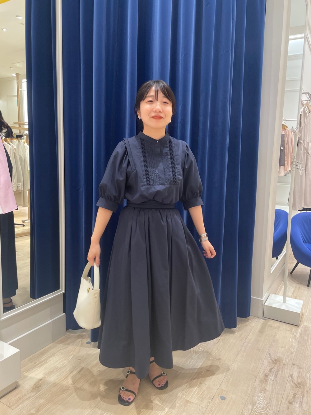 ブルー系のシャツ/ブラウス、ブルー系のスカートを着用したレディースの夏コーディネートの2枚目の写真