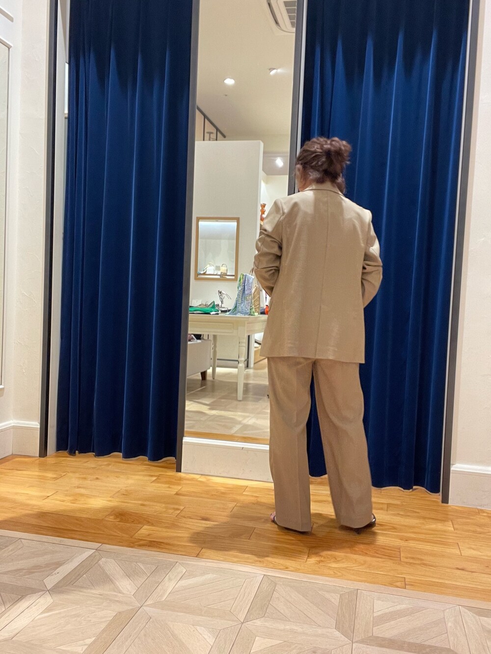 イエロー系のテーラードジャケット、イエロー系のその他パンツ、ホワイト系のTシャツ/カットソーを着用したレディースの春コーディネートの3枚目の写真