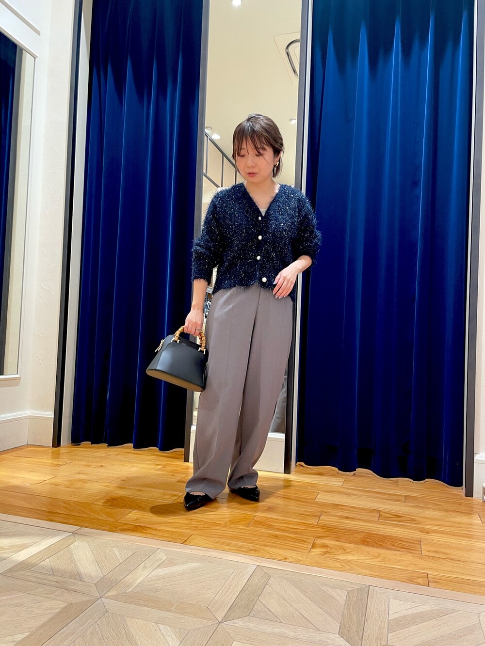 ブルー系のカーディガン/ボレロ、グレー系のその他パンツを着用したレディースの春コーディネートの2枚目の写真