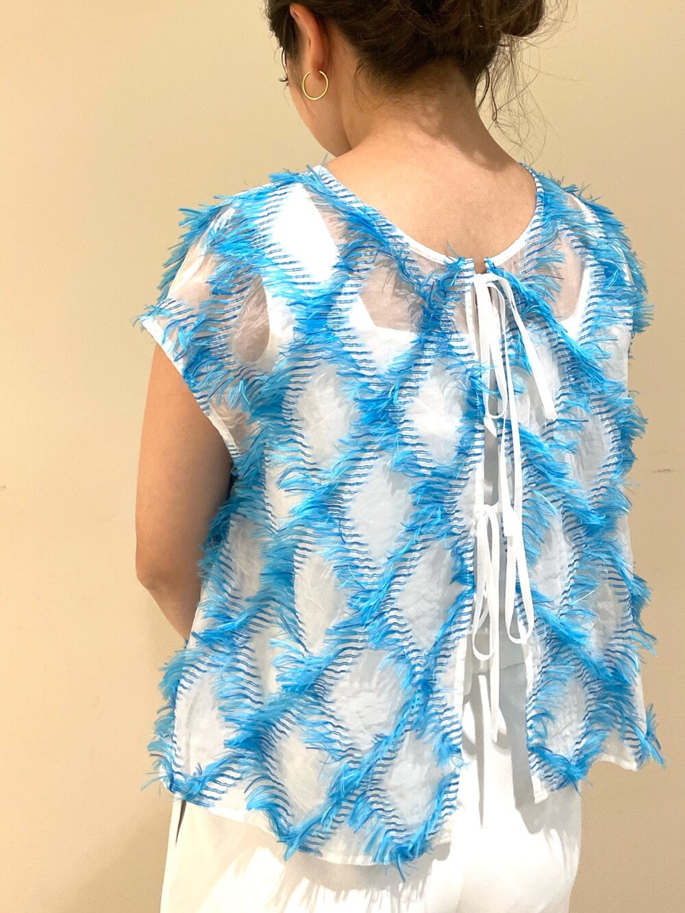 ホワイト系のその他パンツ、ブルー系のシャツ/ブラウスを着用したレディースの春コーディネートの7枚目の写真