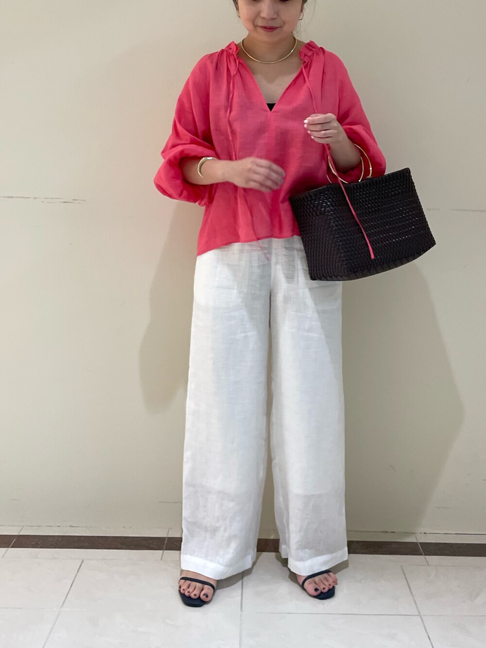 ホワイト系のその他パンツ、ピンク系のシャツ/ブラウスを着用したレディースの夏コーディネートの2枚目の写真
