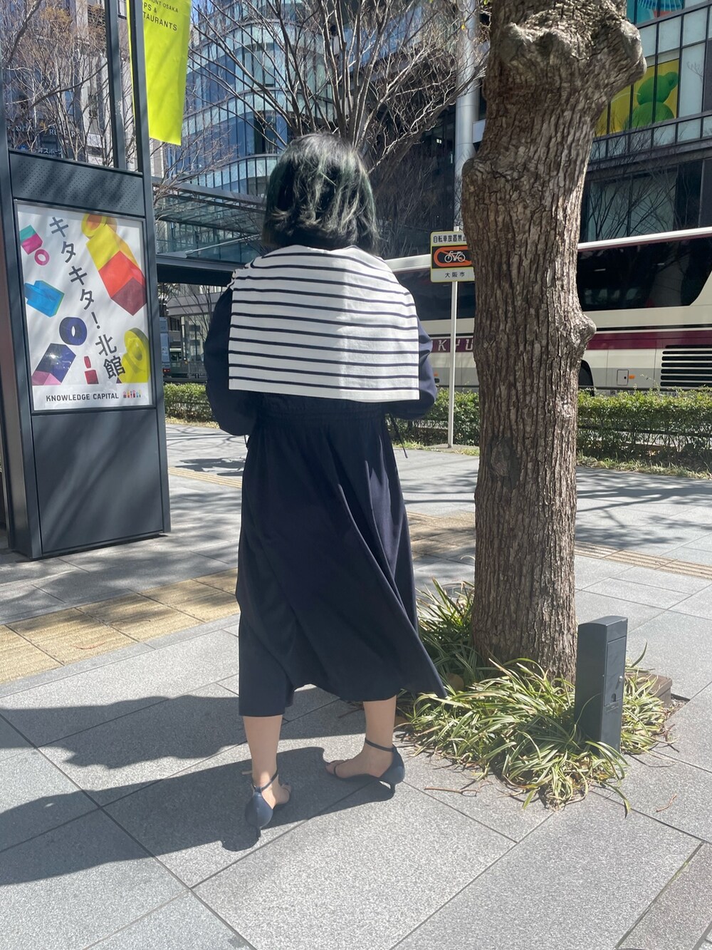 ブルー系のワンピース、ホワイト系のカーディガン/ボレロを着用したレディースの春コーディネートの3枚目の写真