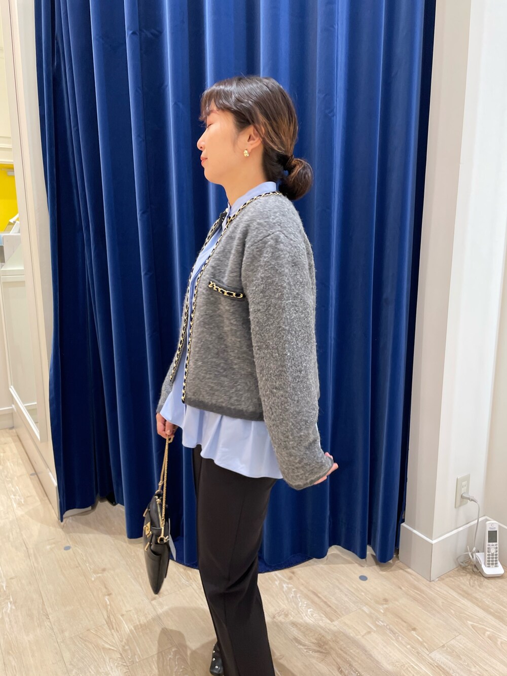 ブルー系のシャツ/ブラウス、ブラック系のその他パンツ、グレー系のカーディガン/ボレロを着用したレディースの秋コーディネートの3枚目の写真