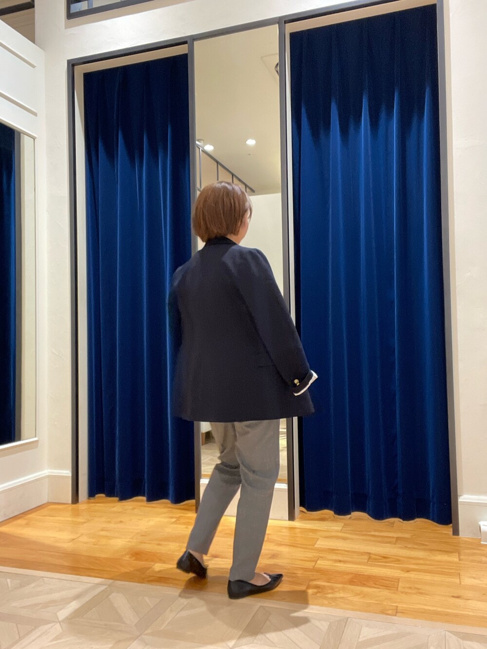 ブルー系のテーラードジャケット、ピンク系のシャツ/ブラウス、グレー系のその他パンツを着用したレディースの秋コーディネートの3枚目の写真