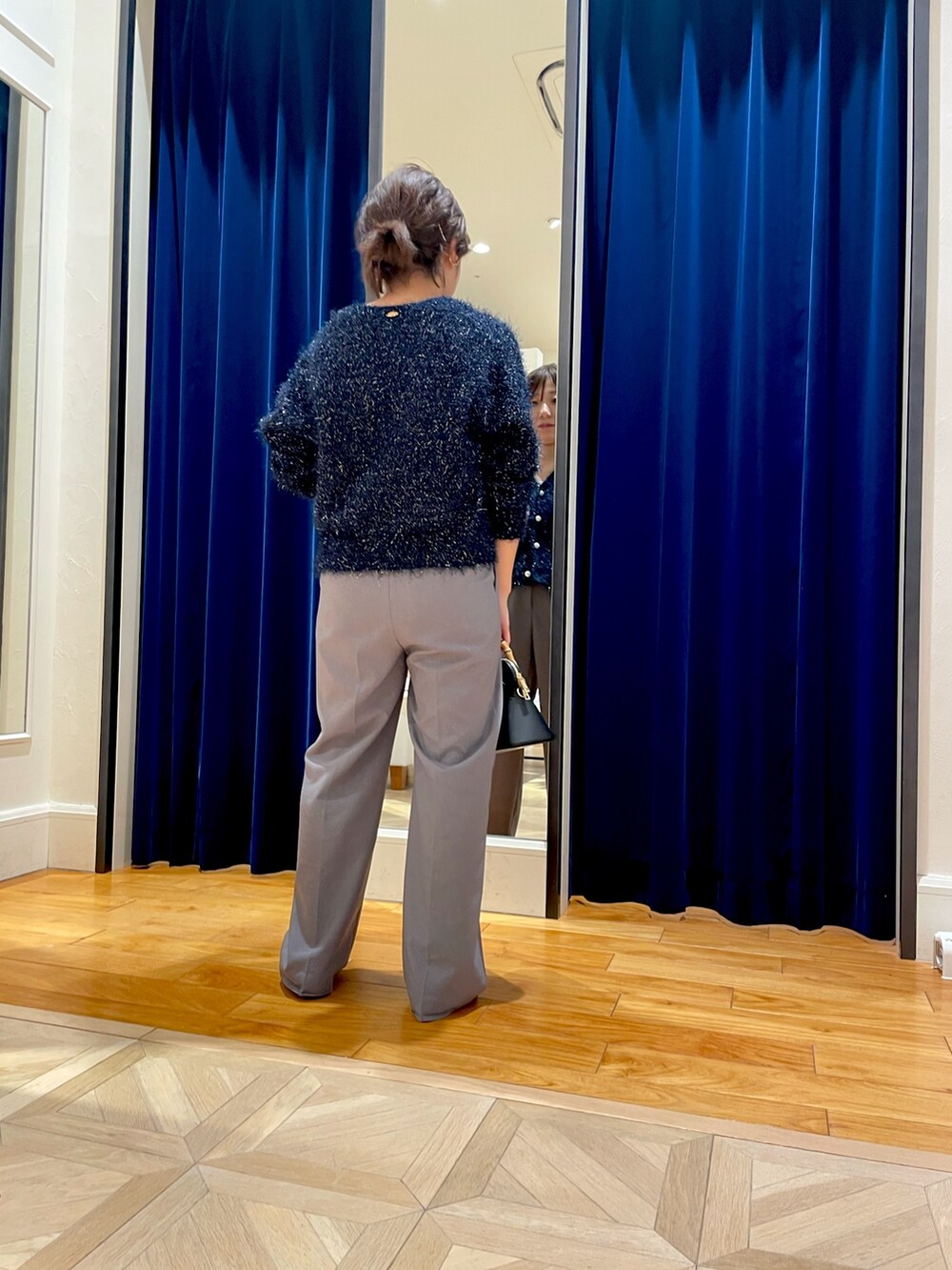 ブルー系のカーディガン/ボレロ、グレー系のその他パンツを着用したレディースの春コーディネートの5枚目の写真