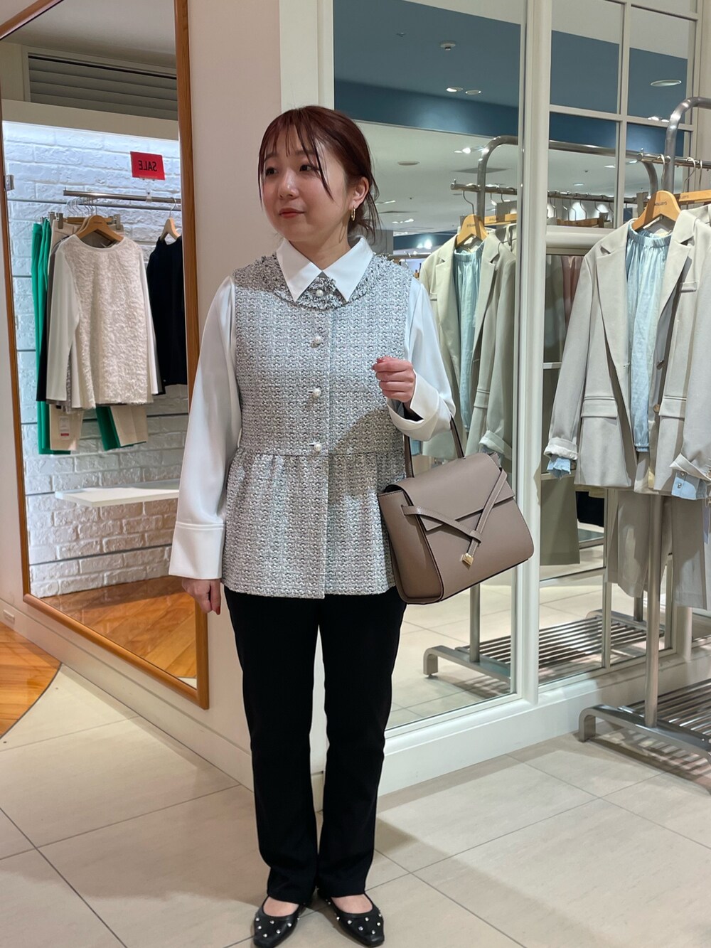 ホワイト系のシャツ/ブラウス、ブラック系のその他パンツ、ホワイト系のベストを着用したレディースの冬コーディネートの2枚目の写真