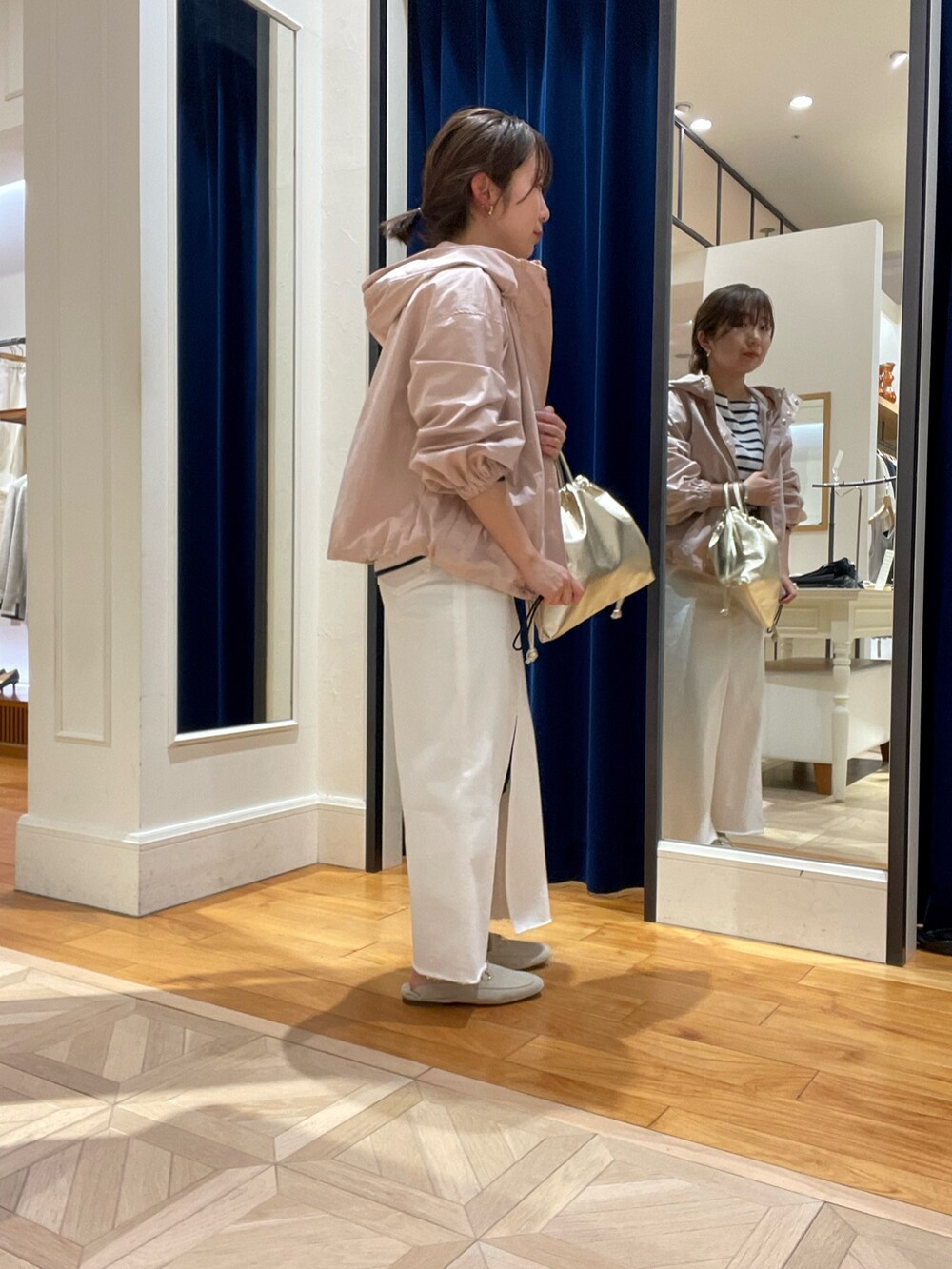 「春コーデ、デニムスカート、マウンテンパーカー、マンパコーデ、骨格ストレート、ノーリーズ、NOLLEY'S、低身長コーデ、30代コーデ」｜「NOLLEY’Sのハイデンクロスフード付きマンパ（マウンテンパーカー、ピンク系）」を使った、nolhamadaさん（レディース・153cm）の春コーディネートの4枚目の写真