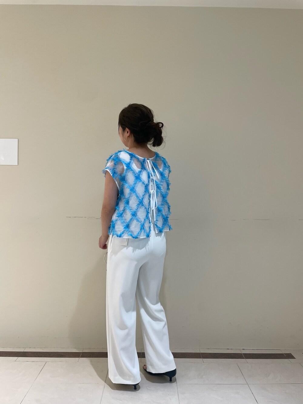 ホワイト系のその他パンツ、ブルー系のシャツ/ブラウスを着用したレディースの春コーディネートの4枚目の写真