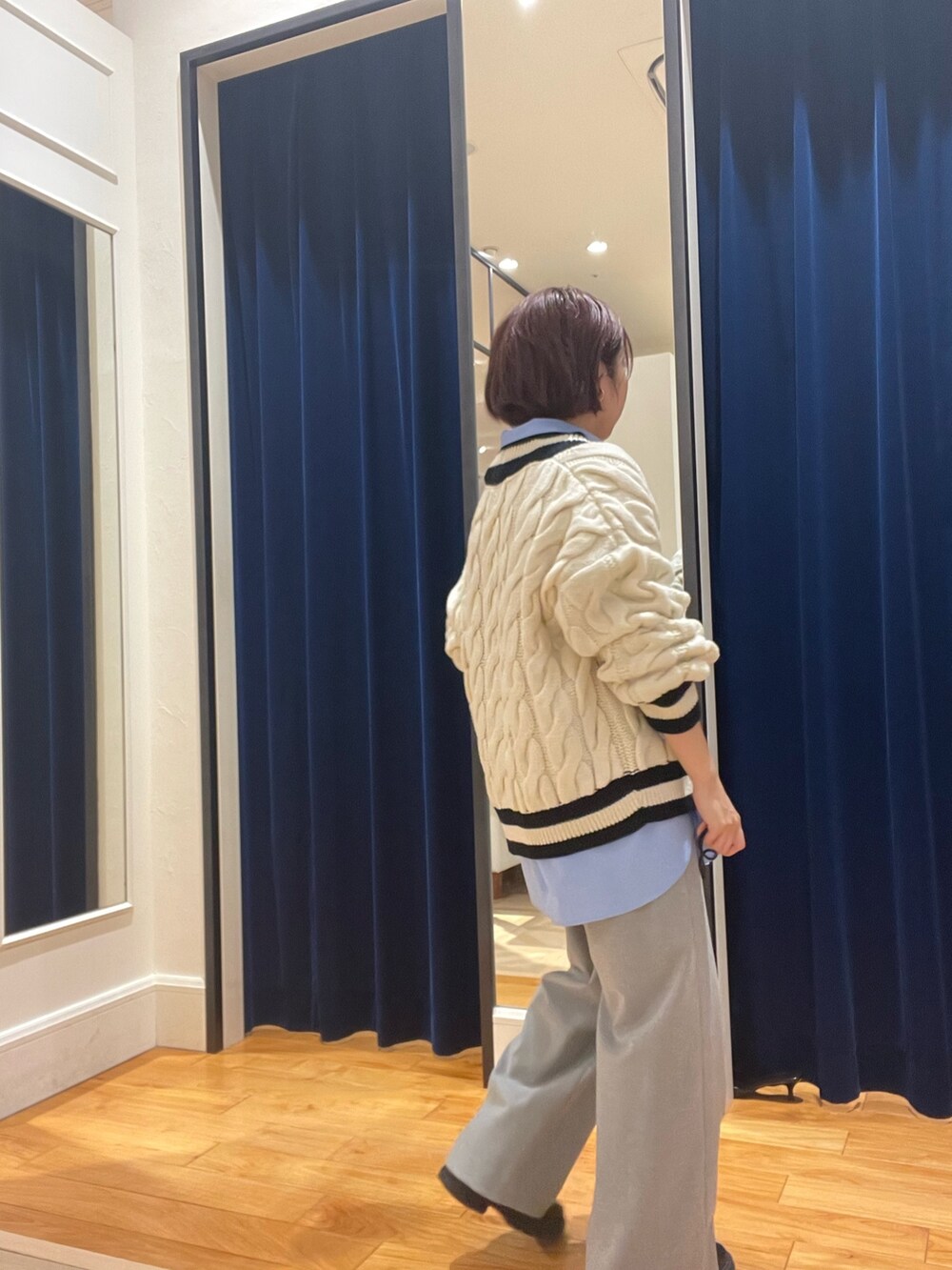 グレー系のその他パンツ、ホワイト系のカーディガン/ボレロを着用したレディースの秋コーディネートの4枚目の写真