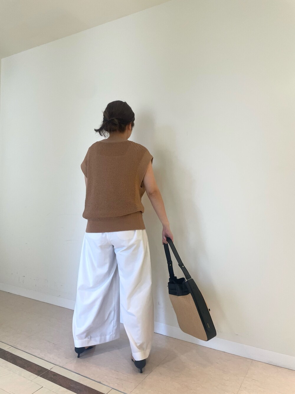 ホワイト系のその他パンツ、イエロー系のベストを着用したレディースの春コーディネートの5枚目の写真