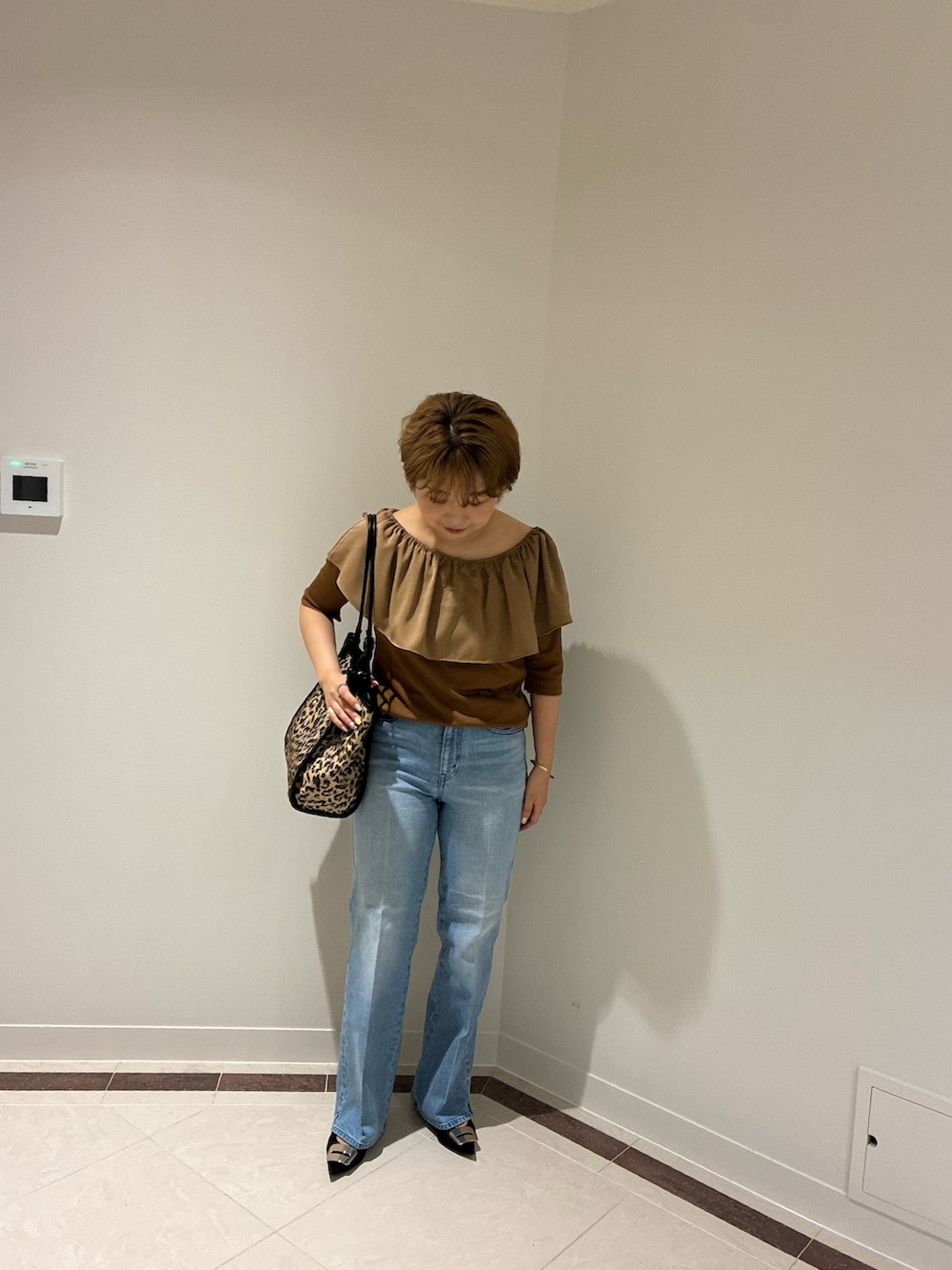 ブルー系のデニムパンツ、ブラウン系のTシャツ/カットソー、その他のトートバッグを着用したレディースの夏コーディネートの3枚目の写真