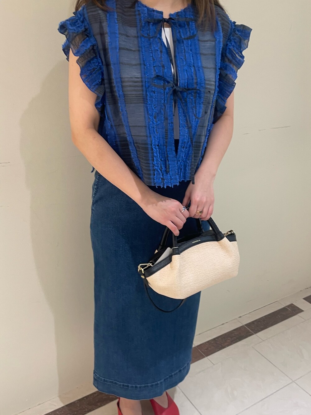 ブルー系のシャツ/ブラウス、ブルー系のスカートを着用したレディースの春コーディネートの7枚目の写真
