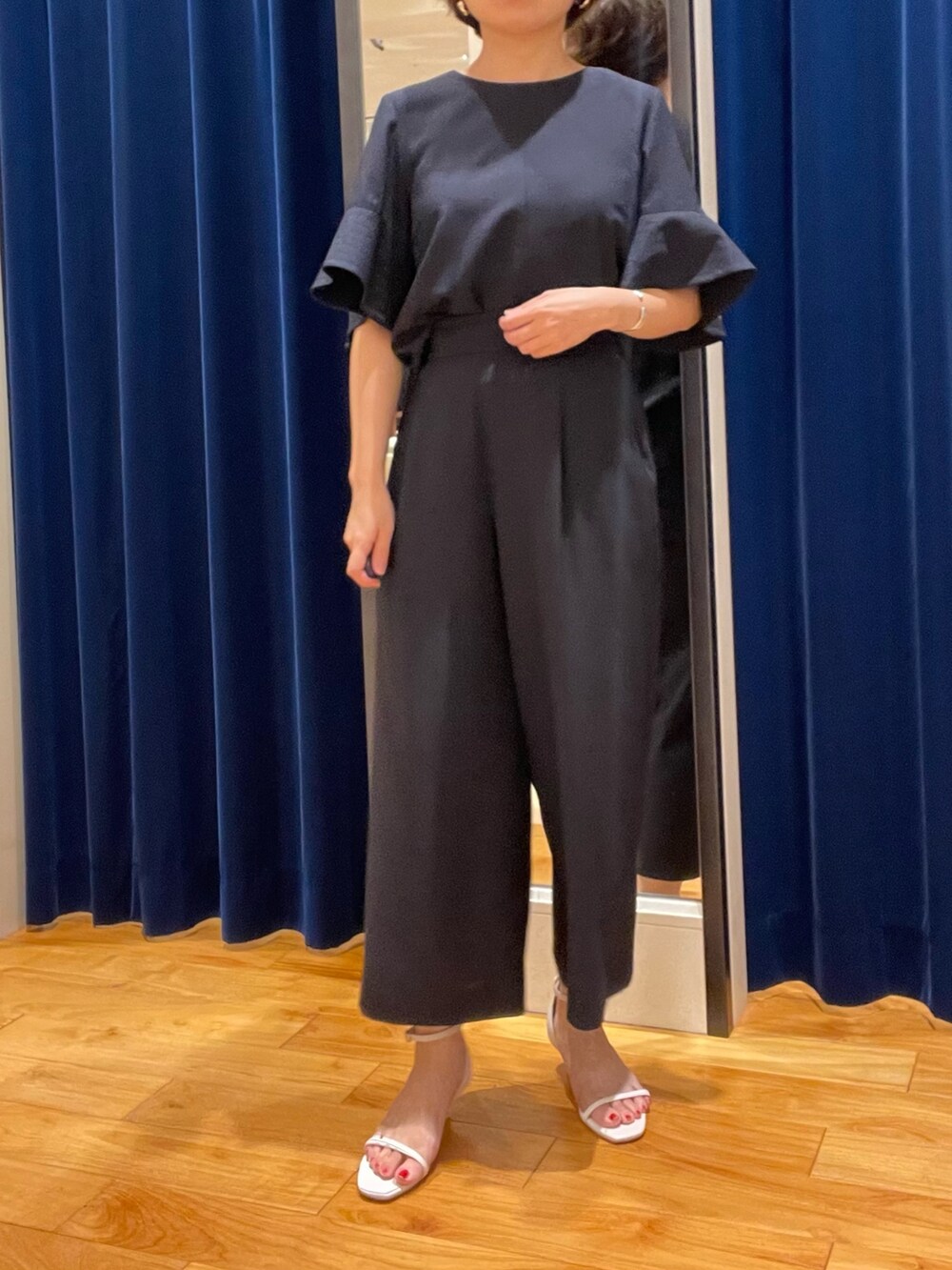 ブルー系のシャツ/ブラウス、ブルー系のその他パンツを着用したレディースの夏コーディネートの3枚目の写真