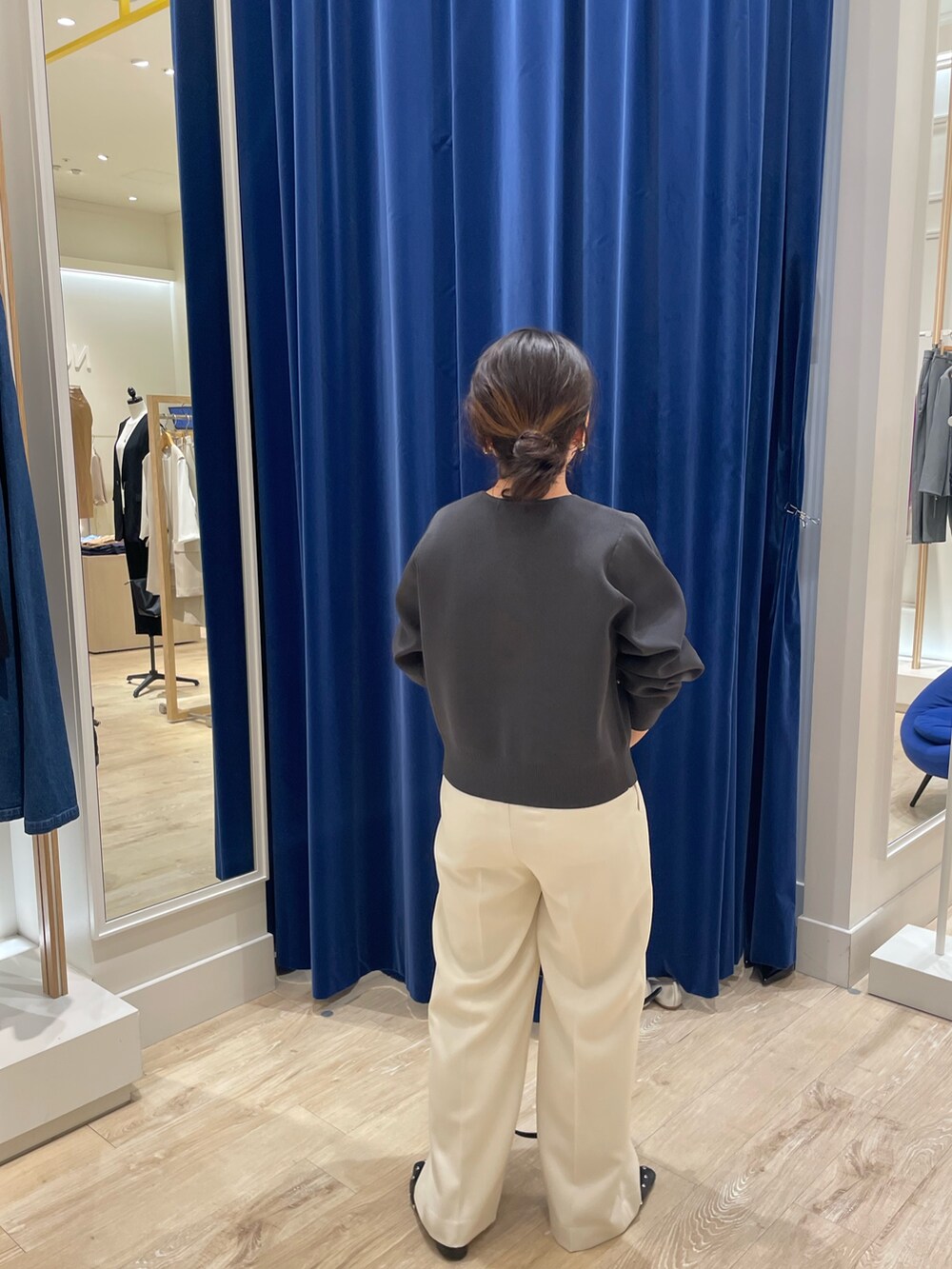 グレー系のカーディガン/ボレロ、ホワイト系のその他パンツを着用したレディースの秋コーディネートの4枚目の写真