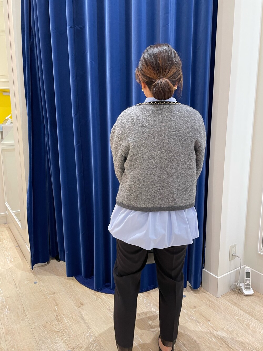 ブルー系のシャツ/ブラウス、ブラック系のその他パンツ、グレー系のカーディガン/ボレロを着用したレディースの秋コーディネートの5枚目の写真