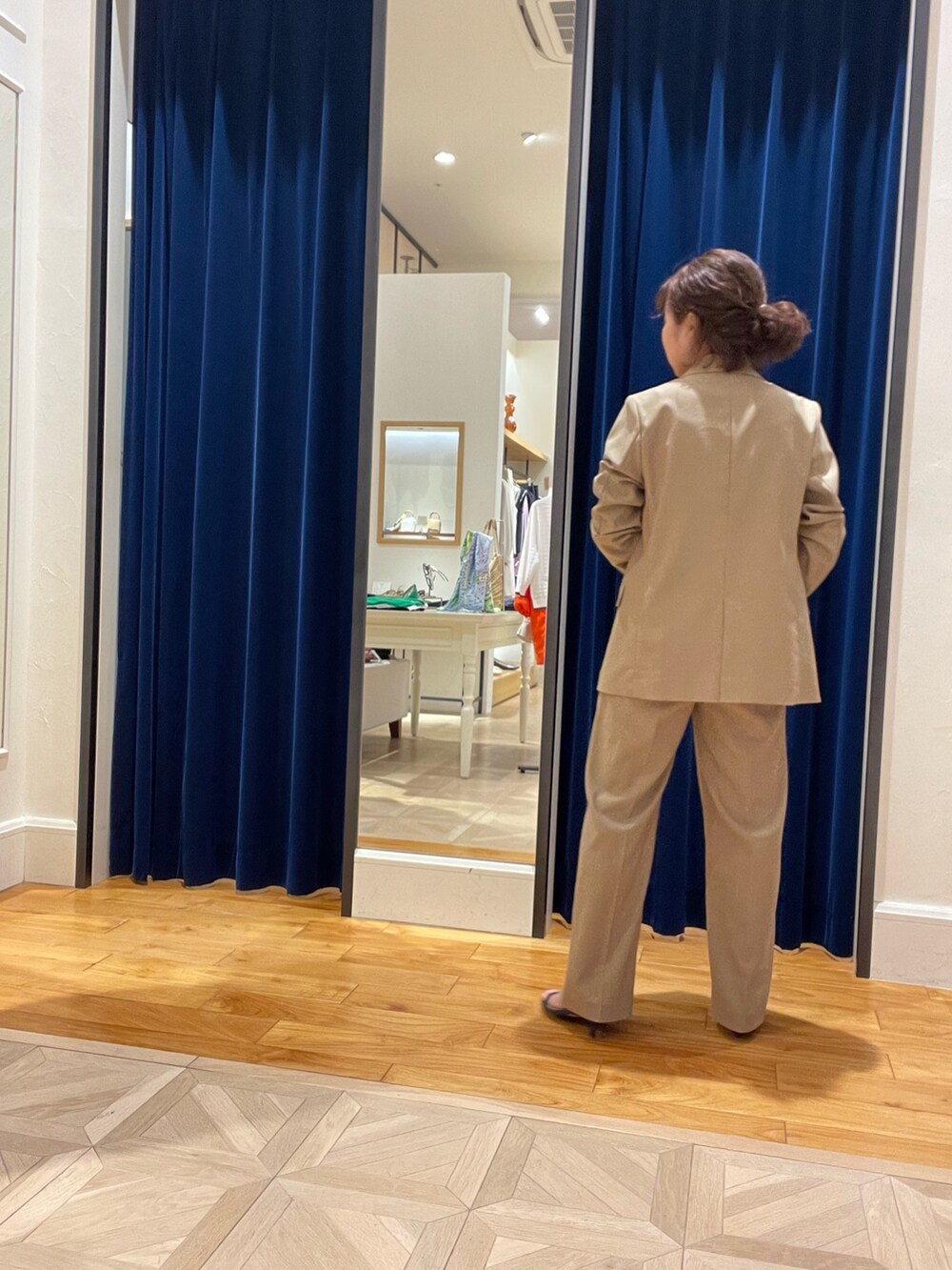 イエロー系のテーラードジャケット、イエロー系のその他パンツ、ホワイト系のTシャツ/カットソーを着用したレディースの春コーディネートの4枚目の写真