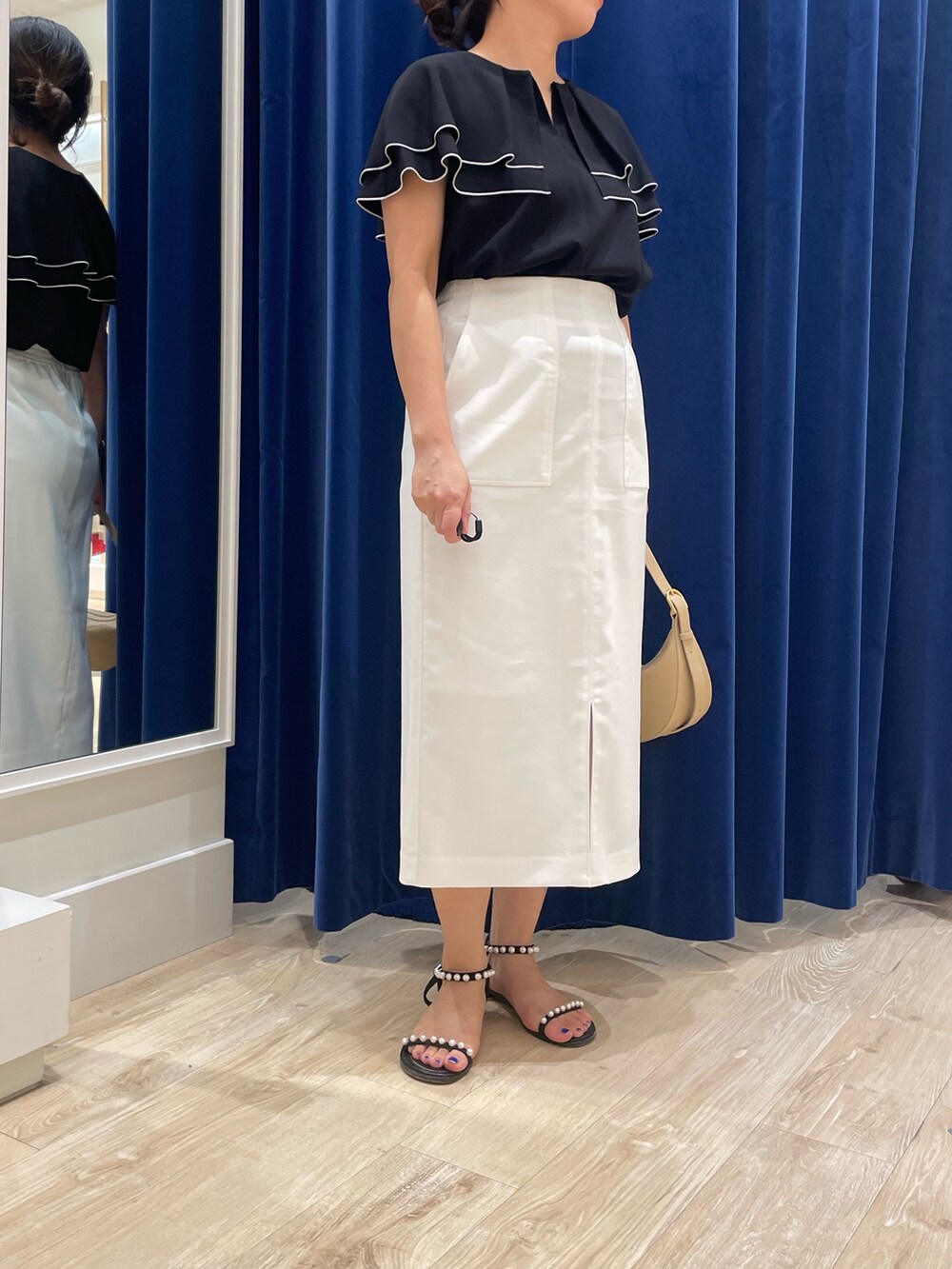 ブラック系のシャツ/ブラウス、ホワイト系のスカートを着用したレディースの夏コーディネートの4枚目の写真