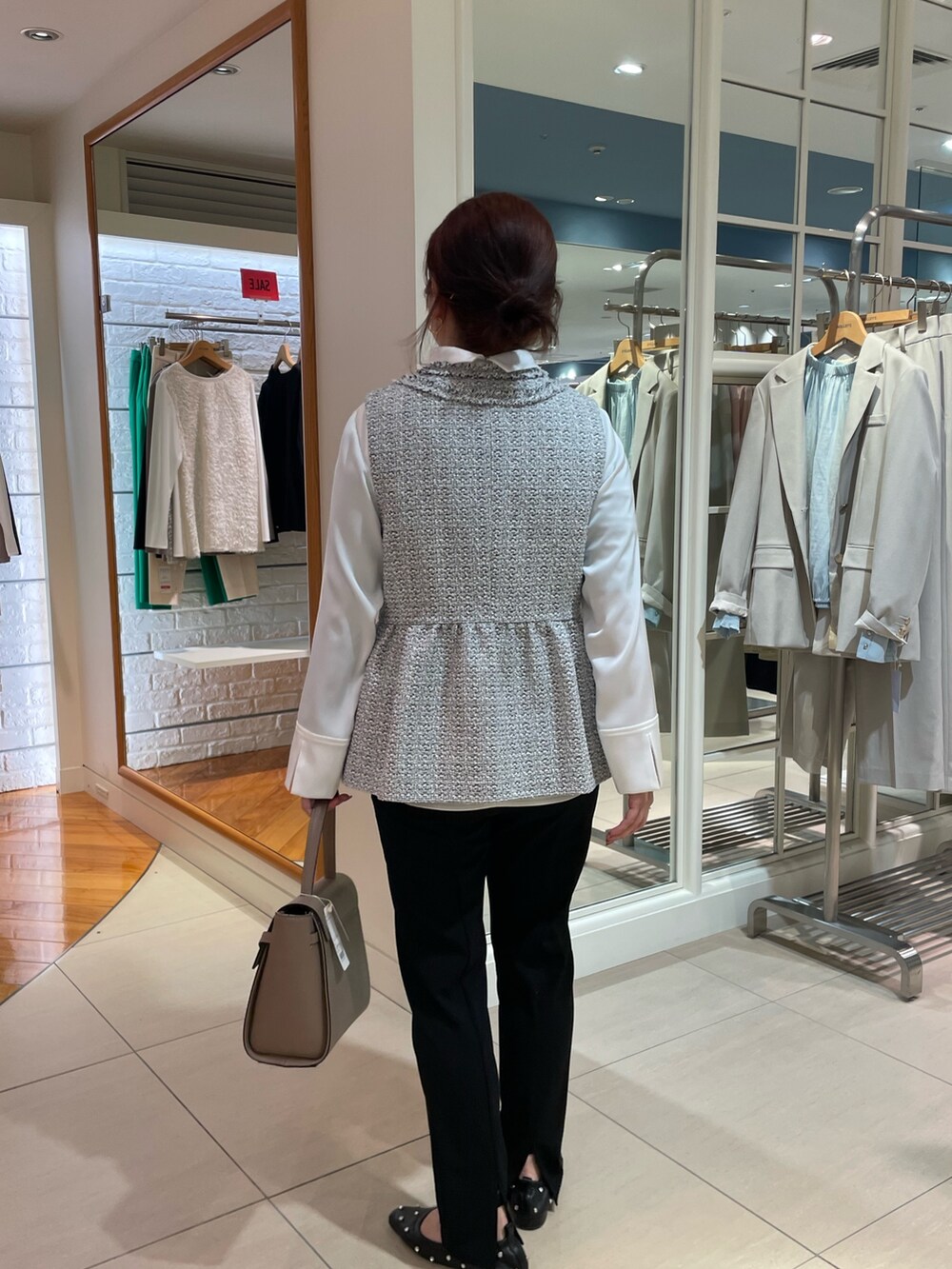 ホワイト系のシャツ/ブラウス、ブラック系のその他パンツ、ホワイト系のベストを着用したレディースの冬コーディネートの7枚目の写真