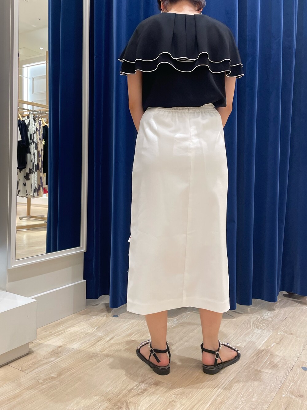 ブラック系のシャツ/ブラウス、ホワイト系のスカートを着用したレディースの夏コーディネートの3枚目の写真