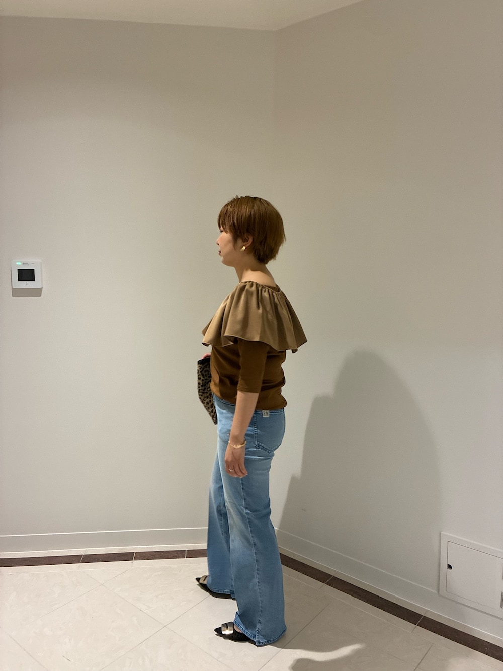 ブルー系のデニムパンツ、ブラウン系のTシャツ/カットソー、その他のトートバッグを着用したレディースの夏コーディネートの4枚目の写真