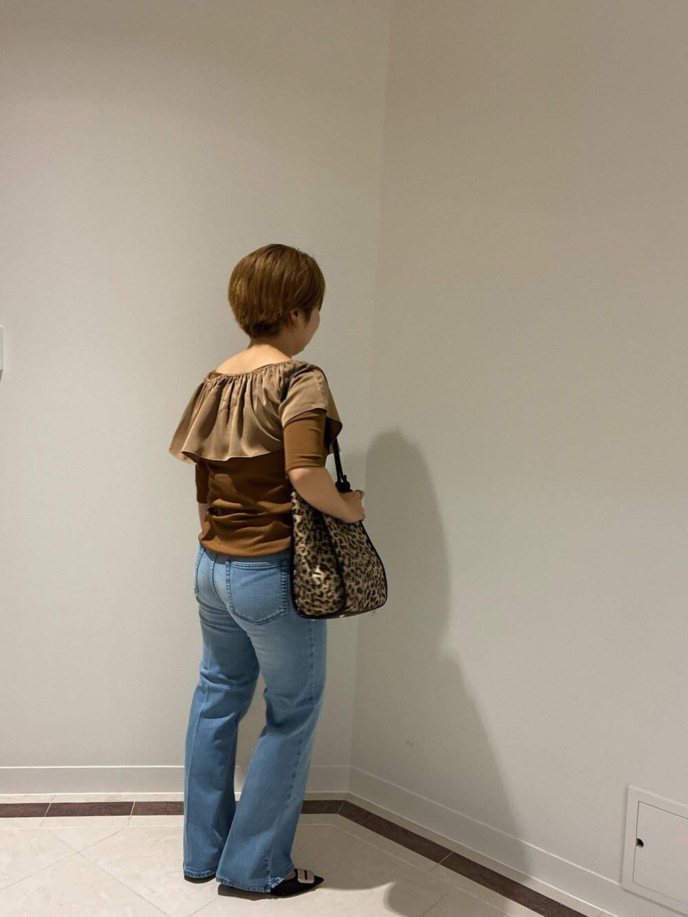 ブルー系のデニムパンツ、ブラウン系のTシャツ/カットソー、その他のトートバッグを着用したレディースの夏コーディネートの6枚目の写真