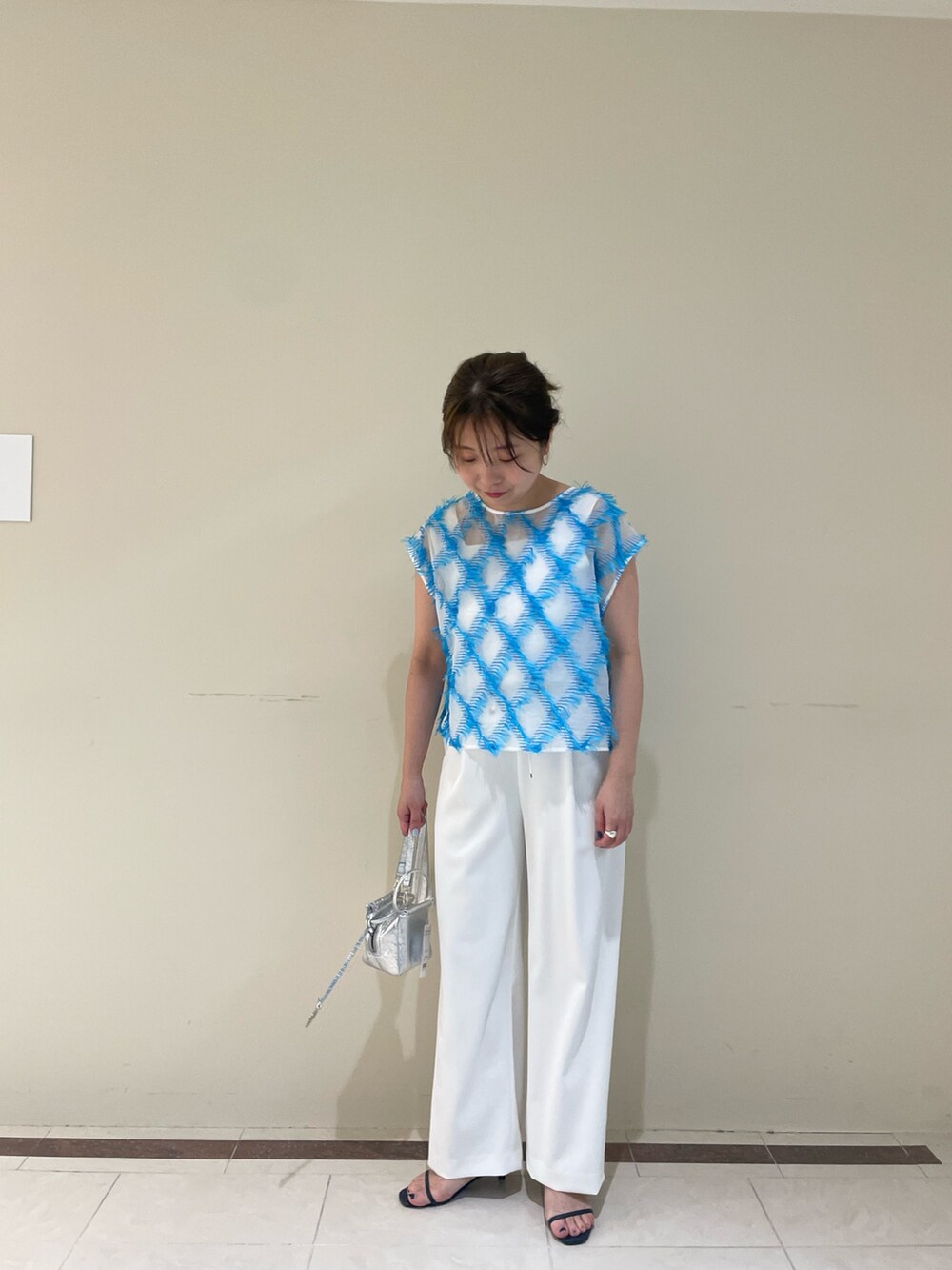 ホワイト系のその他パンツ、ブルー系のシャツ/ブラウスを着用したレディースの春コーディネートの2枚目の写真