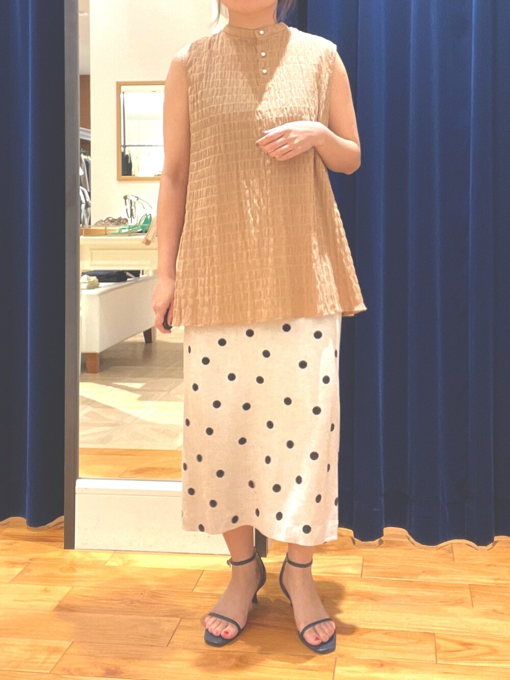 イエロー系のシャツ/ブラウス、ベージュ系のスカートを着用したレディースの春コーディネートの3枚目の写真