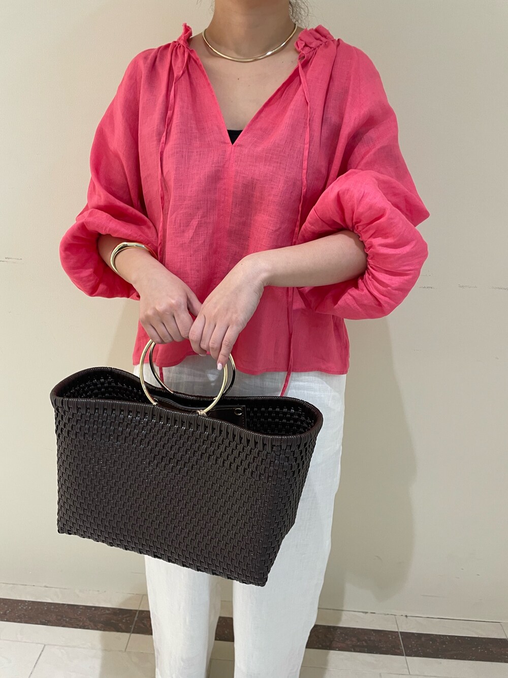 ホワイト系のその他パンツ、ピンク系のシャツ/ブラウスを着用したレディースの夏コーディネートの5枚目の写真