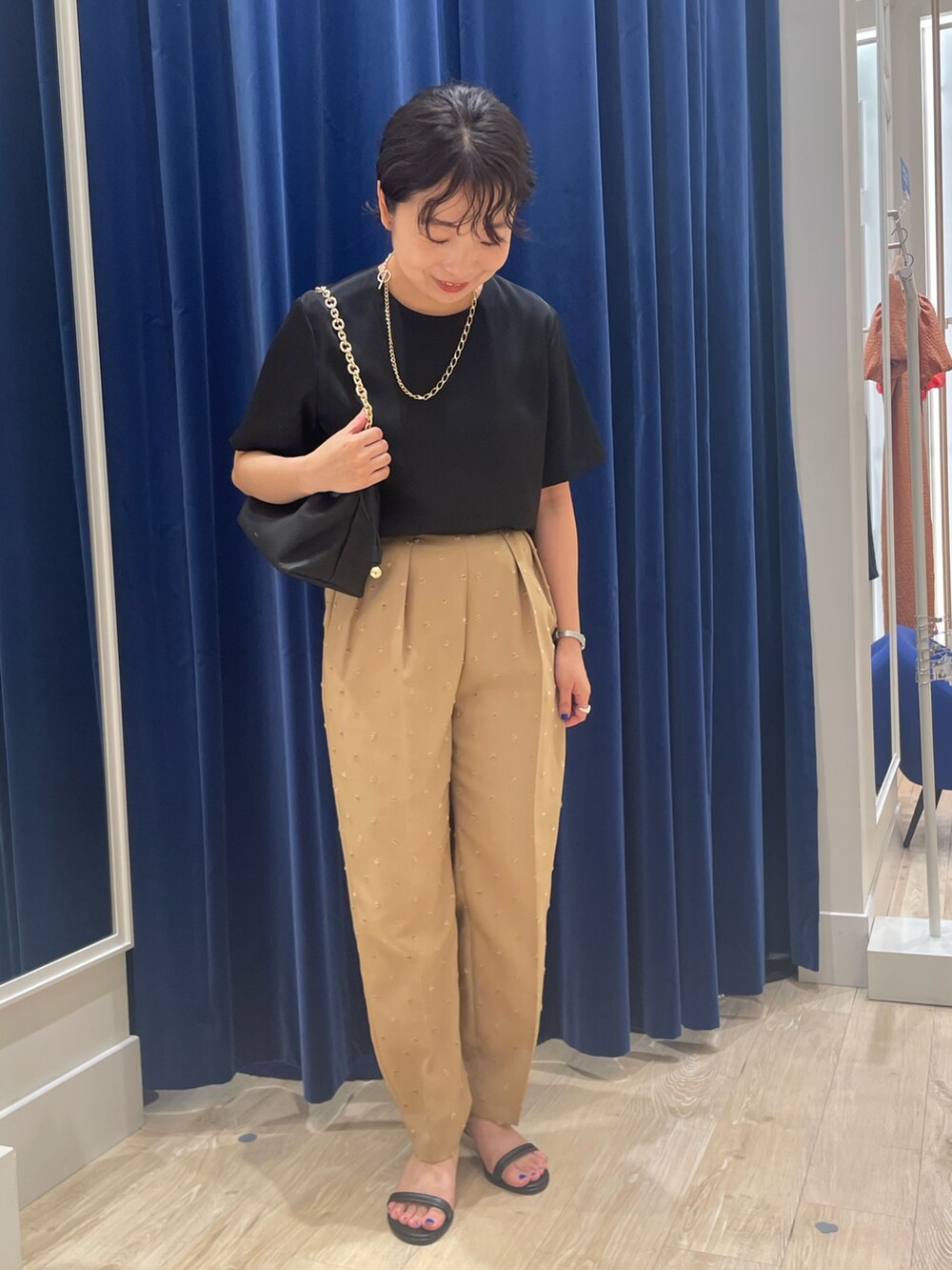 ブラック系のシャツ/ブラウス、イエロー系のその他パンツ、ブラック系のショルダーバッグを着用したレディースの夏コーディネートの2枚目の写真