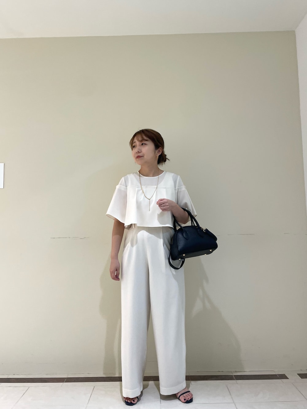 ホワイト系のシャツ/ブラウス、ホワイト系のその他パンツを着用したレディースの春コーディネートの4枚目の写真