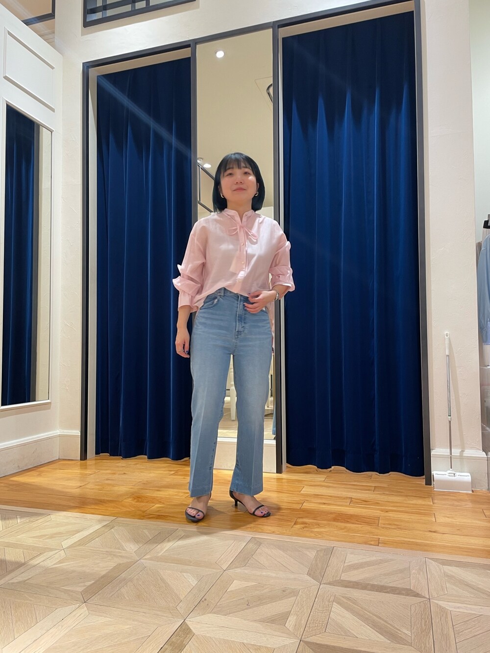 「デニムコーデ、オトナカジュアル、大人可愛い女子、ピンクコーデ、春コーデ、低身長コーデ、骨格ストレート、30代コーデ」｜「NOLLEY’Sのシアーシャツ（シャツ/ブラウス、ピンク系）」を使った、nolhamadaさん（レディース・153cm）の春コーディネートの4枚目の写真