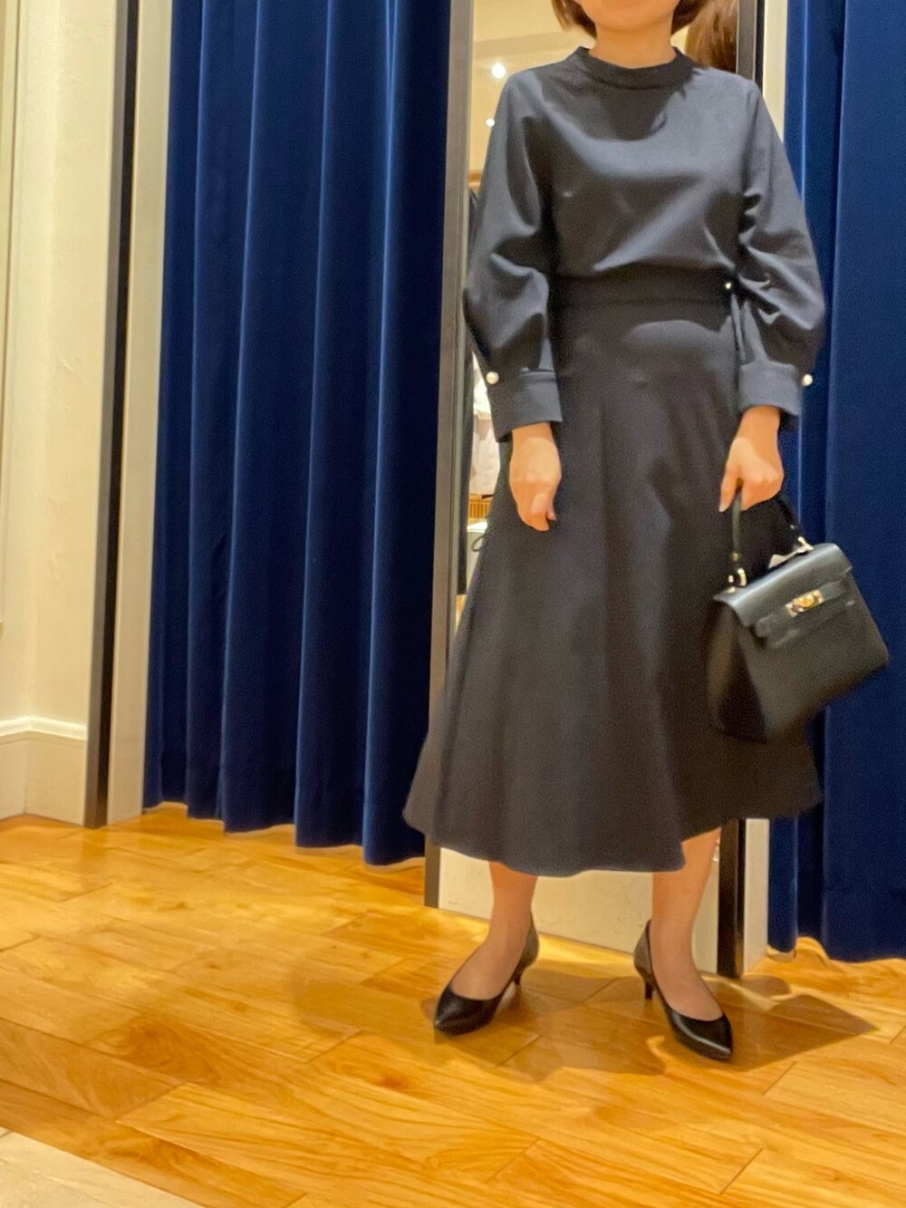 ブルー系のシャツ/ブラウス、ブルー系のスカートを着用したレディースの秋コーディネートの2枚目の写真