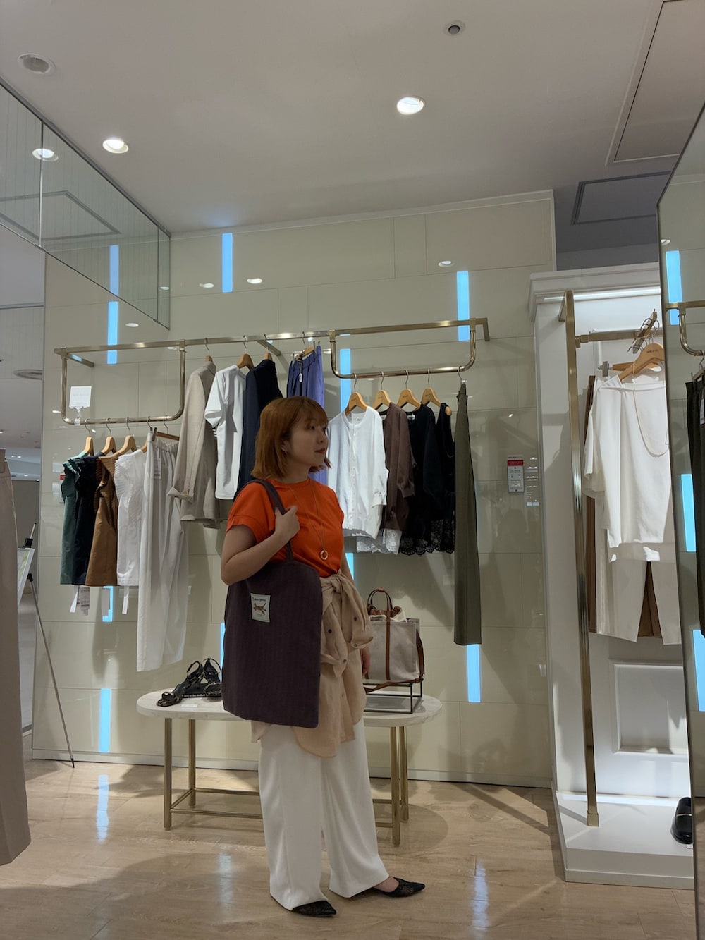 オレンジ系のTシャツ/カットソー、ピンク系のシャツ/ブラウス、ホワイト系のその他パンツを着用したレディースの春コーディネートの6枚目の写真