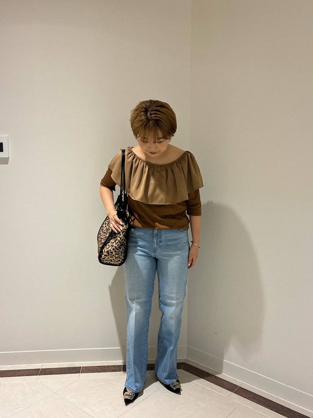 ブルー系のデニムパンツ、ブラウン系のTシャツ/カットソー、その他のトートバッグを着用したレディースの夏コーディネートの2枚目の写真