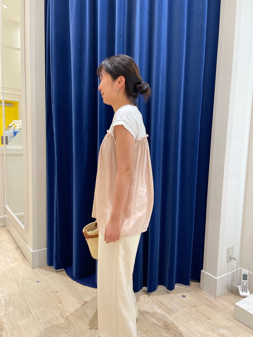 ピンク系のTシャツ/カットソー、ホワイト系のその他パンツを着用したレディースの夏コーディネートの4枚目の写真