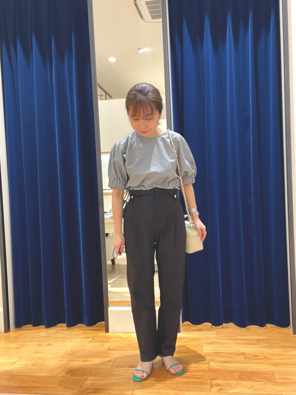 グレー系のシャツ/ブラウス、ブラック系のその他パンツを着用したレディースの夏コーディネートの3枚目の写真