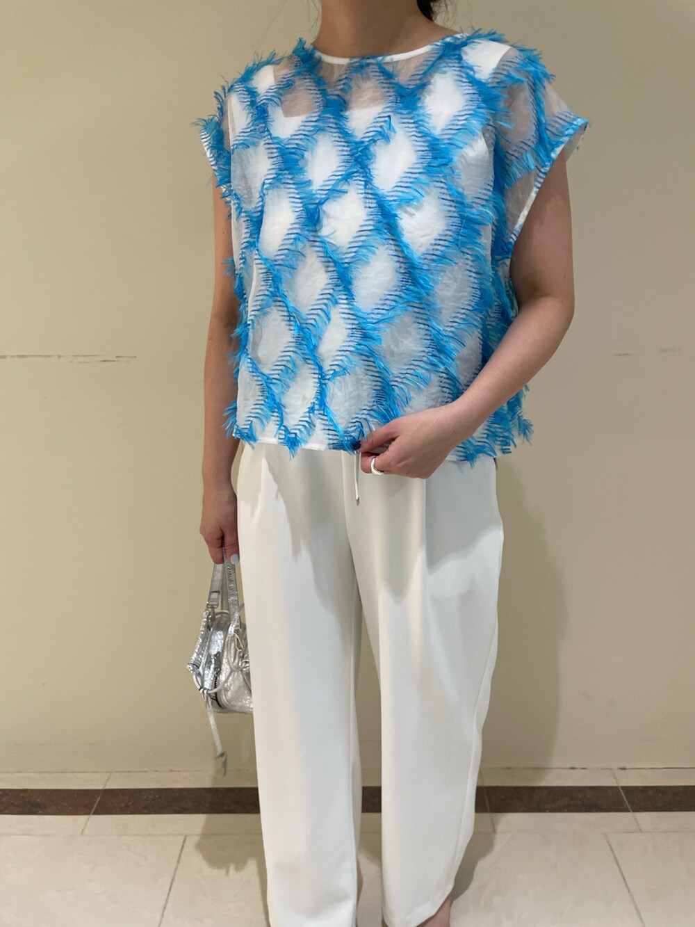 ホワイト系のその他パンツ、ブルー系のシャツ/ブラウスを着用したレディースの春コーディネートの6枚目の写真