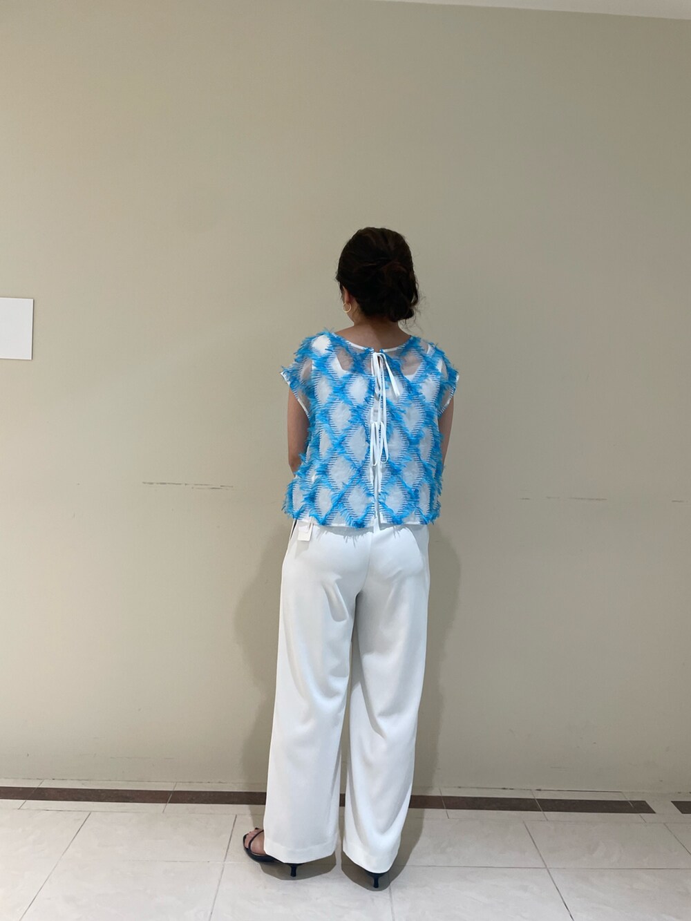 ホワイト系のその他パンツ、ブルー系のシャツ/ブラウスを着用したレディースの春コーディネートの5枚目の写真