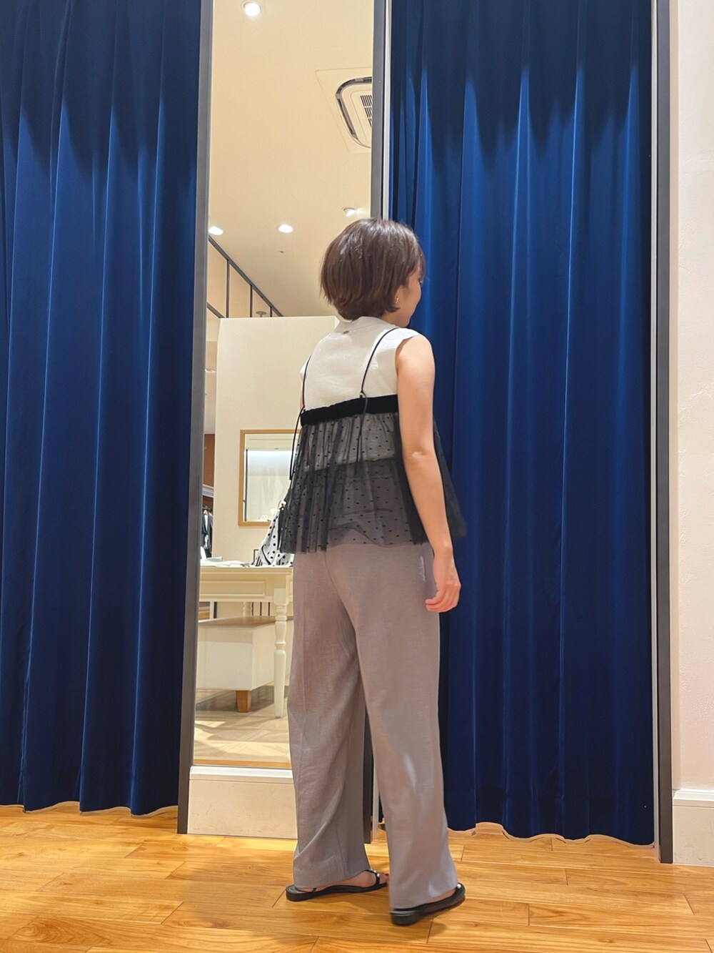 ベージュ系のシャツ/ブラウス、シルバー系のニット/セーター、グレー系のその他パンツを着用したレディースの夏コーディネートの2枚目の写真