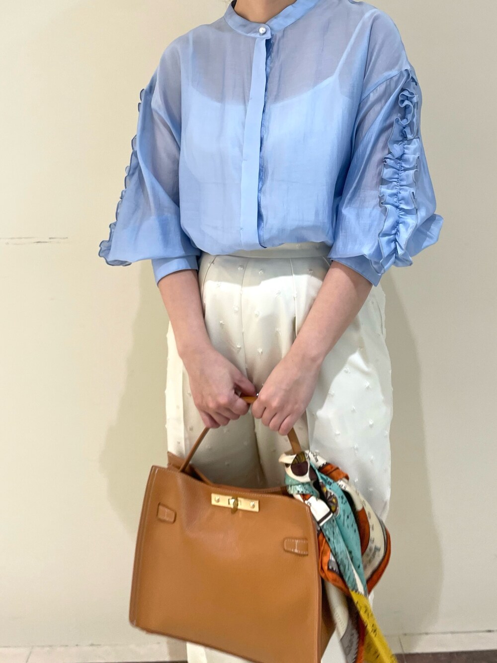 ブルー系のシャツ/ブラウス、ホワイト系のその他パンツを着用したレディースの春コーディネートの3枚目の写真