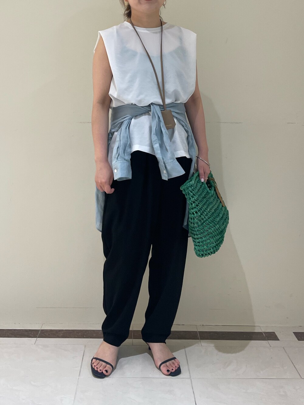 ブラック系のその他パンツ、ブラック系のシャツ/ブラウスを着用したレディースの春コーディネートの2枚目の写真