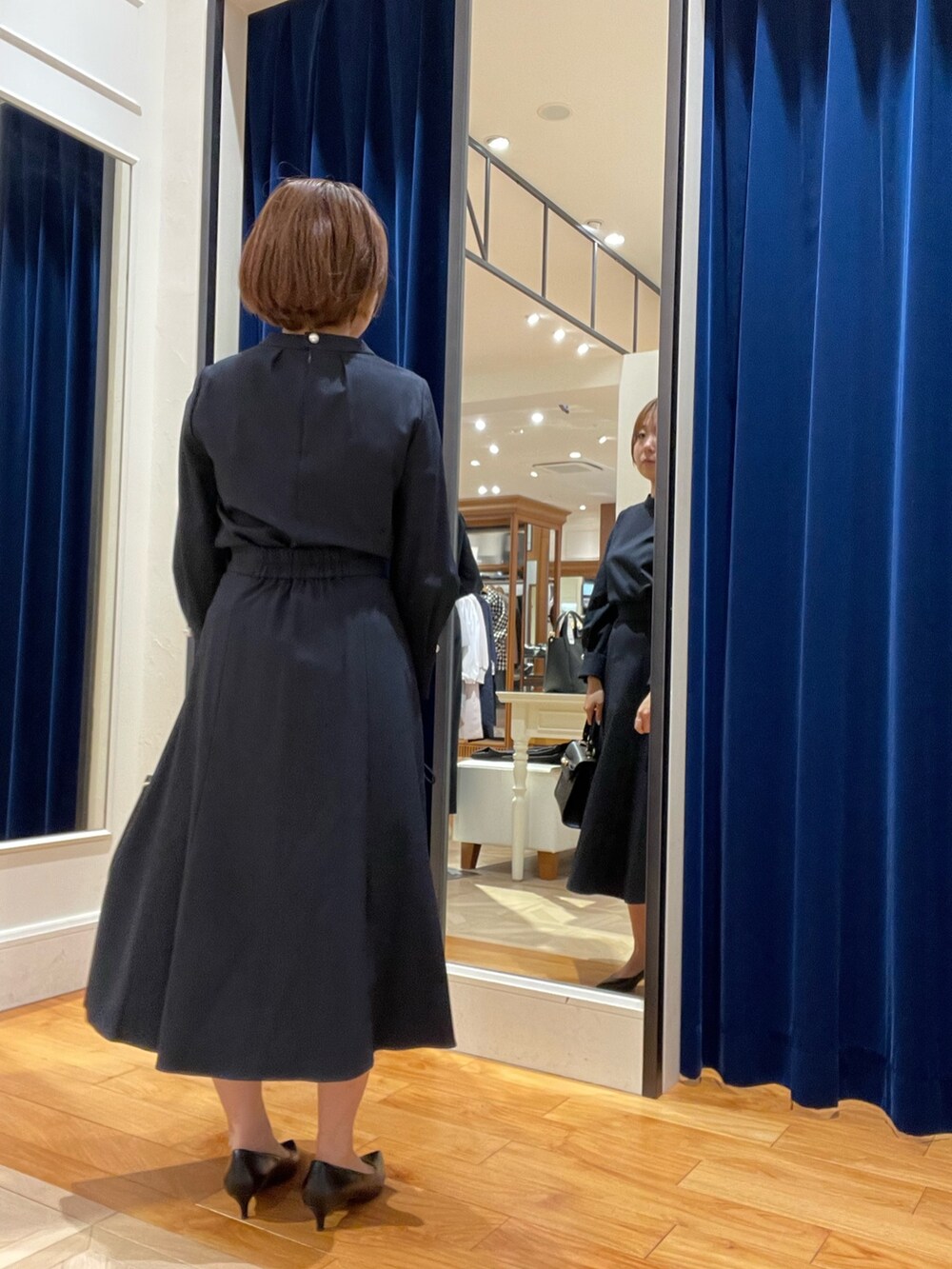 ブルー系のシャツ/ブラウス、ブルー系のスカートを着用したレディースの秋コーディネートの4枚目の写真