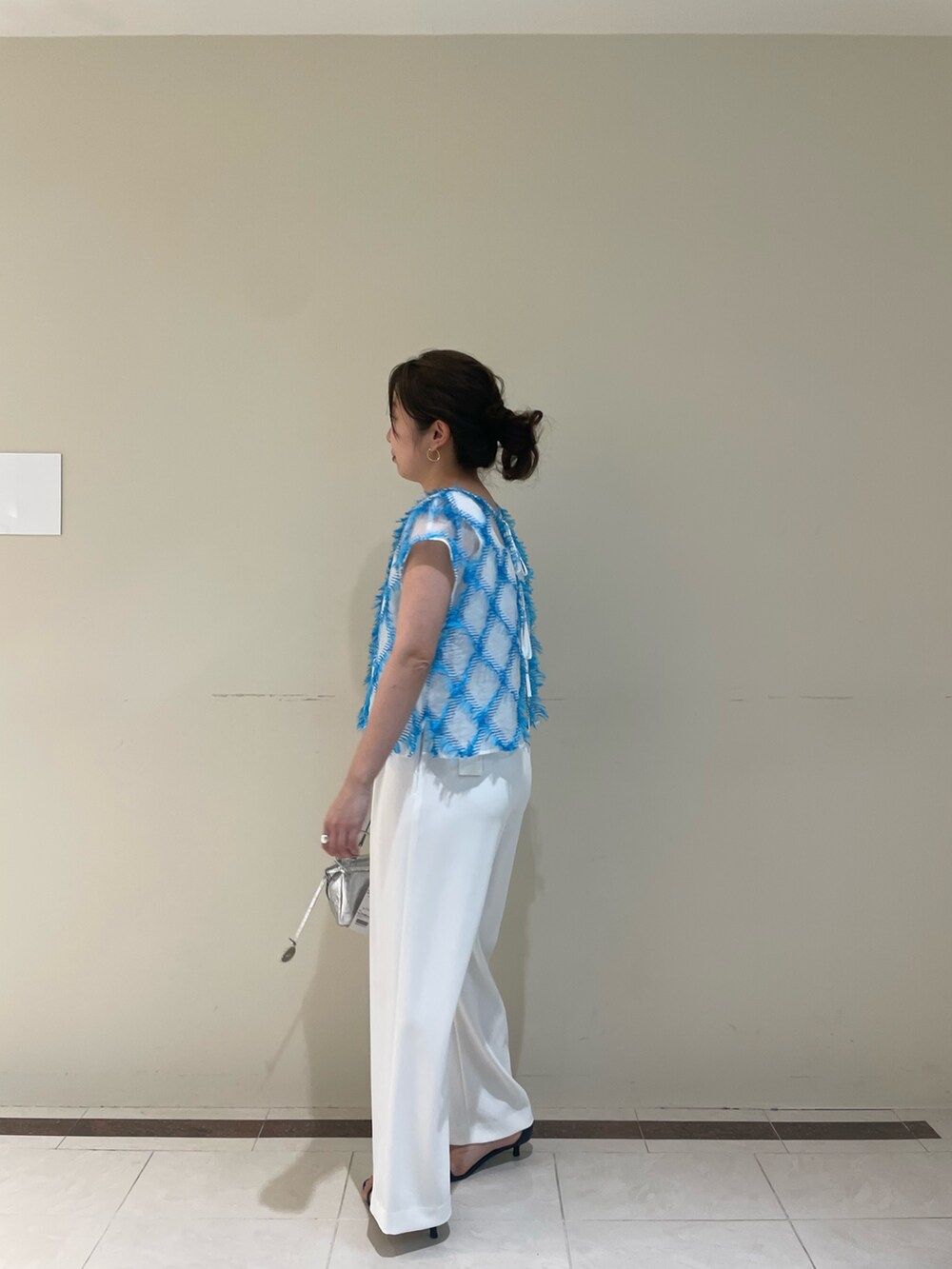 ホワイト系のその他パンツ、ブルー系のシャツ/ブラウスを着用したレディースの春コーディネートの3枚目の写真