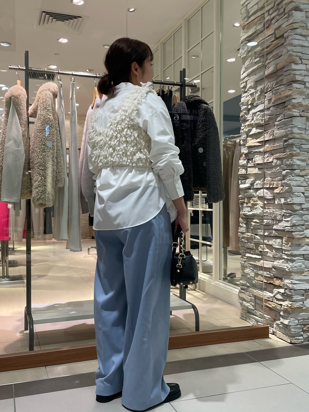 「Laraajiのループ編みビスチェ（ベスト、ホワイト系）」を使った、nolhamadaさん（レディース・153cm）の秋コーディネートの3枚目の写真